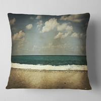 Designart Vintage plaža sa teškim oblacima - jastuk za bacanje na obalu mora-18x18