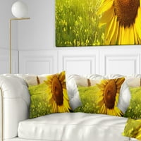 Designart žuto polje sa velikim suncokretom - pejzažni štampani jastuk za bacanje - 18x18