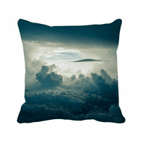 Sivi nebo bijeli oblaci bacaju jastuk za spavanje kauč na kauč na razvlačenje